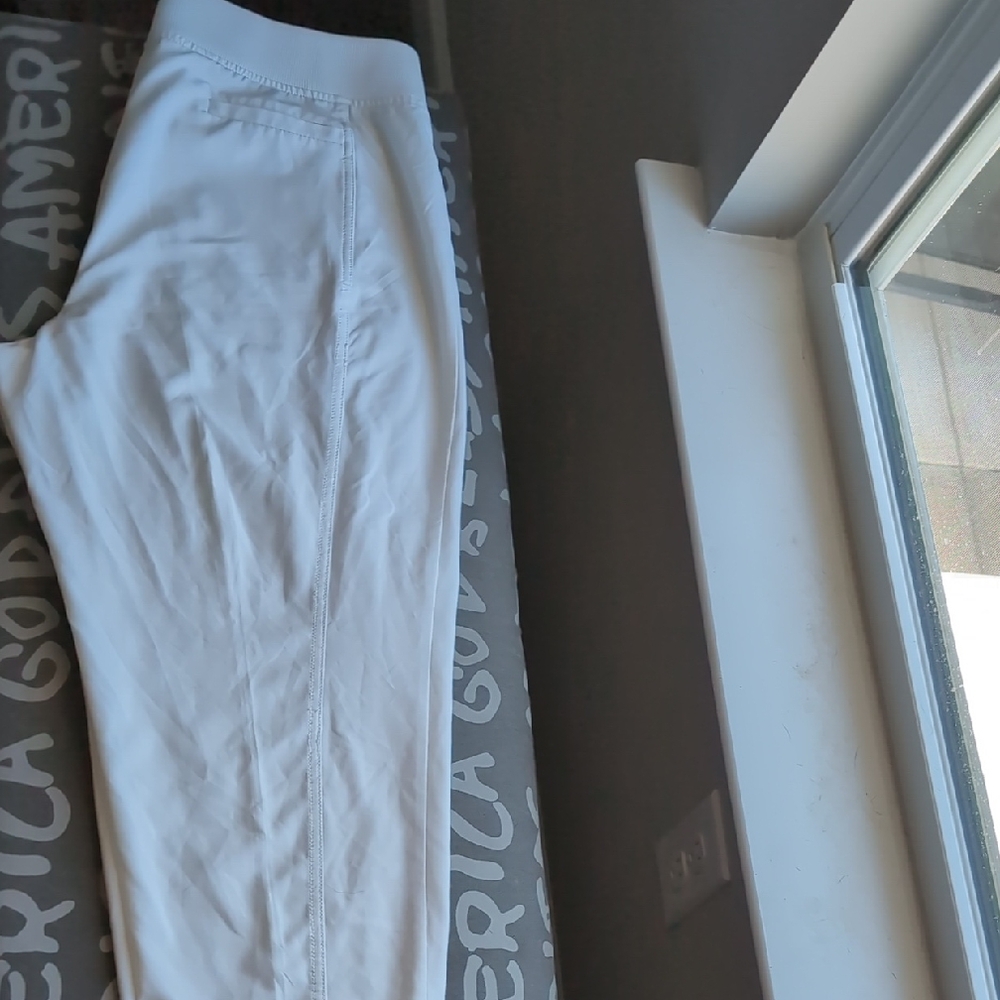 Elegant White Women's Cropped Pants